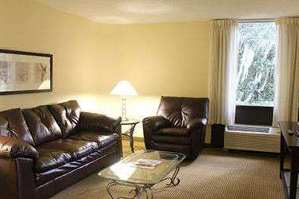 PARAMOUNT PLAZA HOTEL AND SUITES (Gainesville)